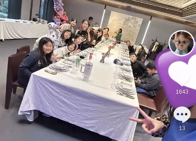 賈乃亮女兒甜馨生日派對曝光,裝扮樸素但場景奢華,形成鮮明對比