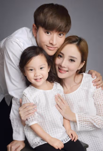 賈乃亮女兒甜馨生日派對曝光,裝扮樸素但場景奢華,形成鮮明對比
