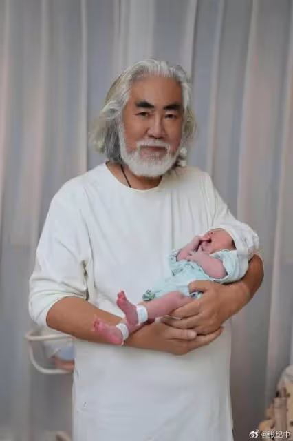 張紀中老婆曬四胎剖腹產傷口，直言刀口是母親的勳章，母愛好偉大
