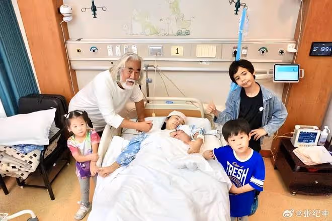 張紀中老婆曬四胎剖腹產傷口，直言刀口是母親的勳章，母愛好偉大