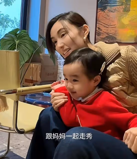 李亞鵬老婆重回模特賽道,帶2歲女兒一起走秀,夏夏不怯場超級棒