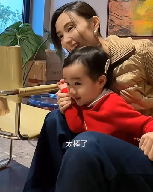 李亞鵬老婆重回模特賽道,帶2歲女兒一起走秀,夏夏不怯場超級棒