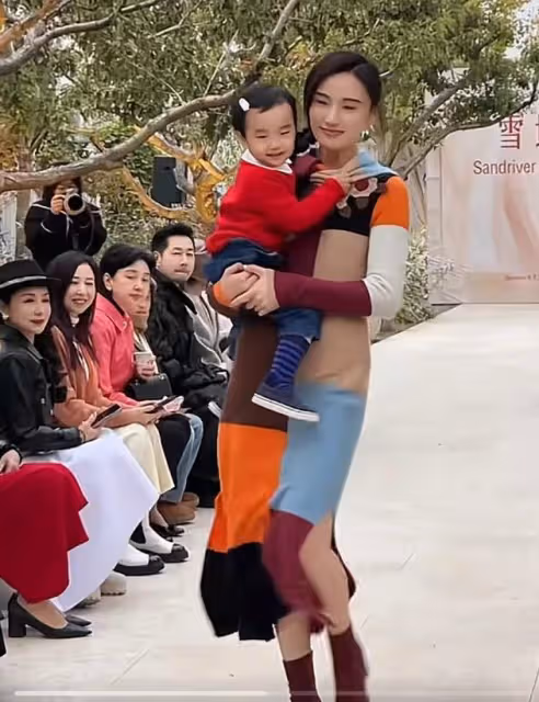 李亞鵬老婆重回模特賽道,帶2歲女兒一起走秀,夏夏不怯場超級棒