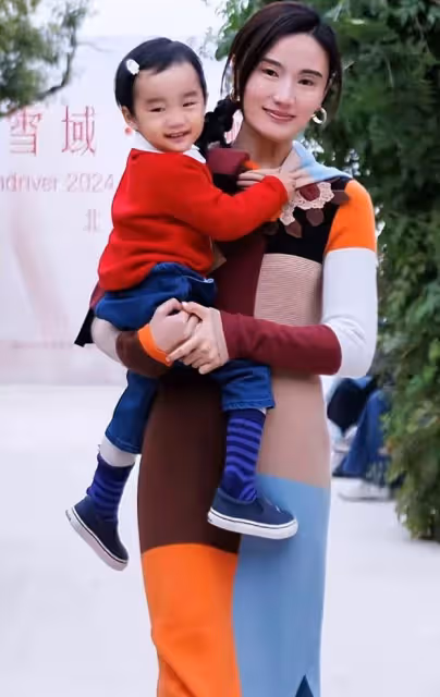 李亞鵬老婆重回模特賽道,帶2歲女兒一起走秀,夏夏不怯場超級棒