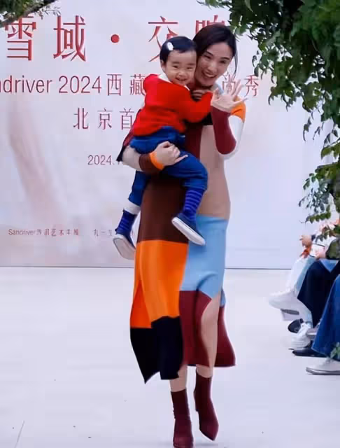 李亞鵬老婆重回模特賽道,帶2歲女兒一起走秀,夏夏不怯場超級棒