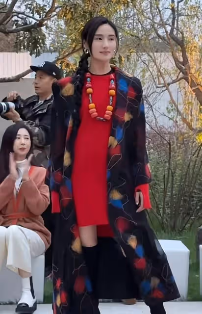 李亞鵬老婆重回模特賽道,帶2歲女兒一起走秀,夏夏不怯場超級棒