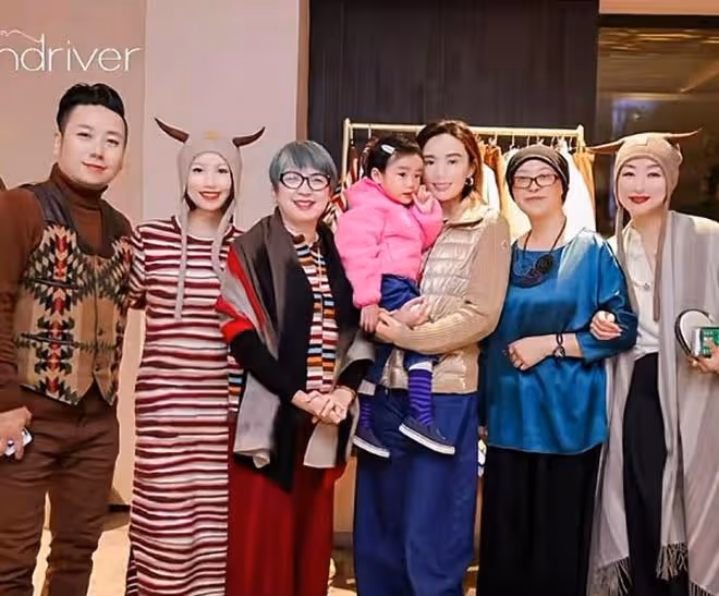 李亞鵬老婆重回模特賽道,帶2歲女兒一起走秀,夏夏不怯場超級棒