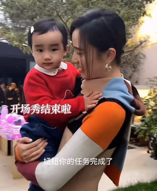 李亞鵬老婆重回模特賽道,帶2歲女兒一起走秀,夏夏不怯場超級棒