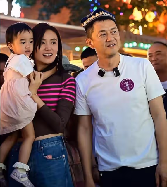 李亞鵬老婆重回模特賽道,帶2歲女兒一起走秀,夏夏不怯場超級棒