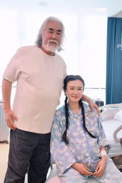 73歲張紀中四胎得女,一家六口全家福首曝光,小龍珠露正臉像爸爸