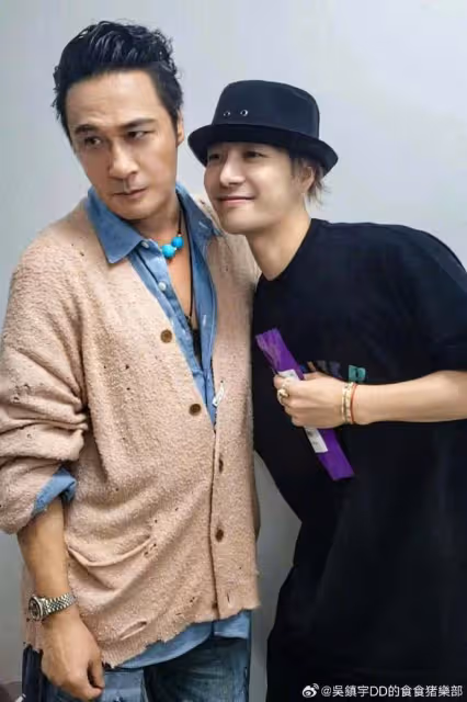 吳鎮宇曬16歲兒子,費曼瘦一大圈變小型男,和王嘉爾同框身高搶鏡