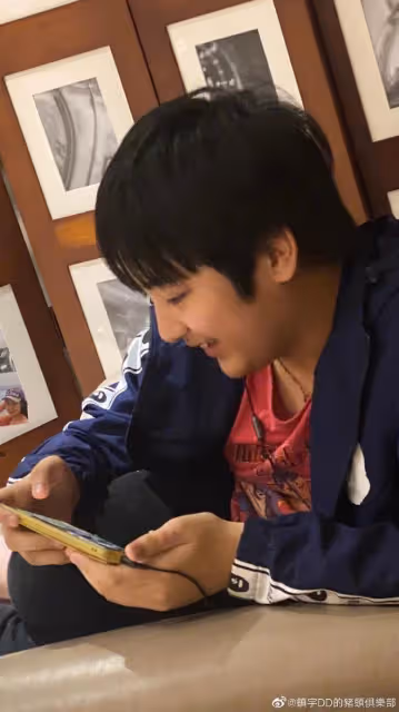吳鎮宇曬16歲兒子,費曼瘦一大圈變小型男,和王嘉爾同框身高搶鏡