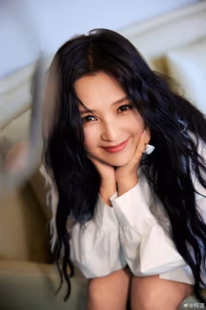 何潔曬19年前後對比照,美貌身材不輸從前,瘦一大圈更養眼了