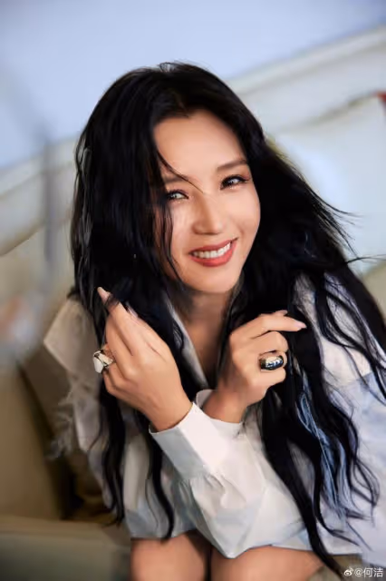 何潔曬19年前後對比照,美貌身材不輸從前,瘦一大圈更養眼了