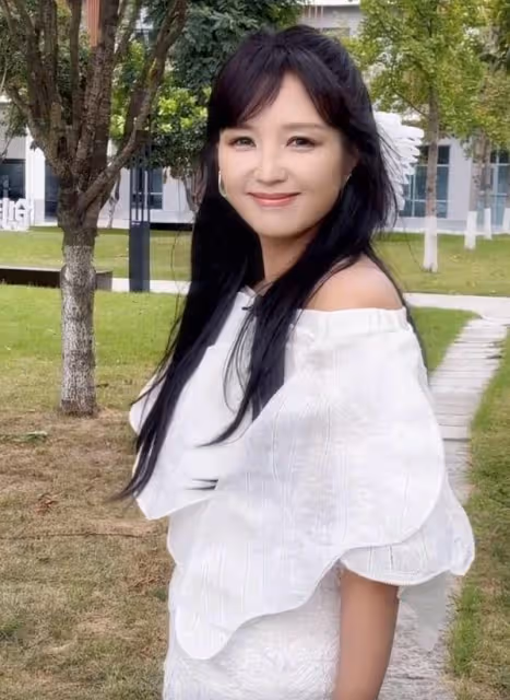 何潔曬19年前後對比照,美貌身材不輸從前,瘦一大圈更養眼了