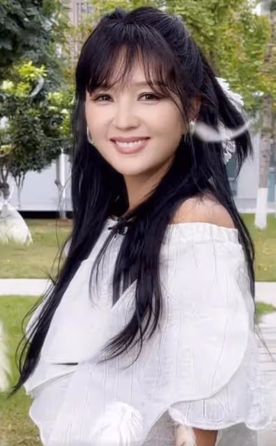 何潔曬19年前後對比照,美貌身材不輸從前,瘦一大圈更養眼了
