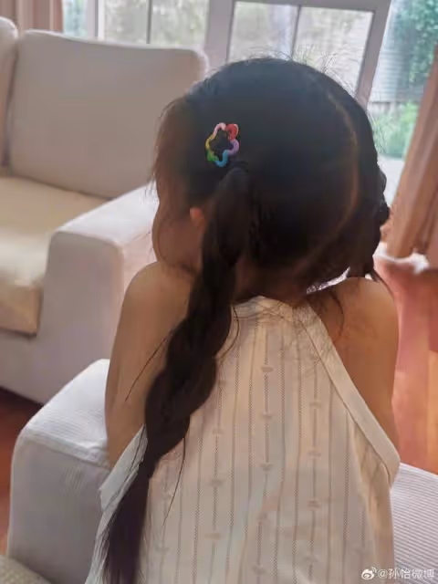 孫怡久違曬女兒近照,7歲大福扎雙辮露側臉,胖嘟嘟超像媽媽