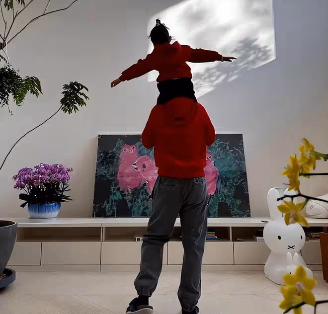孫怡久違曬女兒近照,7歲大福扎雙辮露側臉,胖嘟嘟超像媽媽