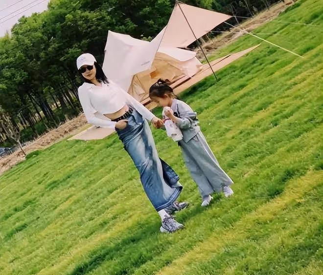 孫怡久違曬女兒近照,7歲大福扎雙辮露側臉,胖嘟嘟超像媽媽