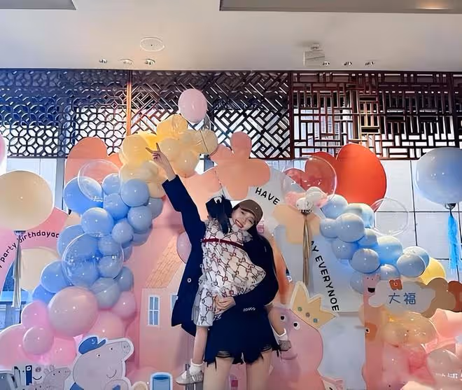 孫怡久違曬女兒近照,7歲大福扎雙辮露側臉,胖嘟嘟超像媽媽