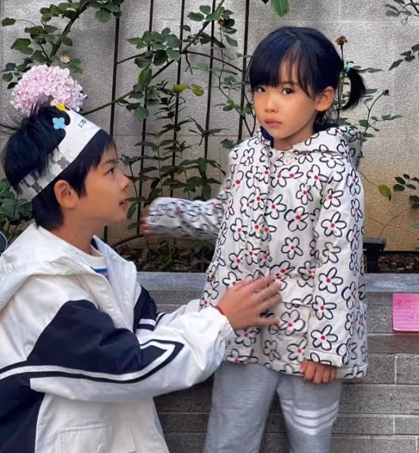 劉璇慶祝兒子滿9歲,赳赳和妹妹長相隨媽媽,一家四口全是高顏值