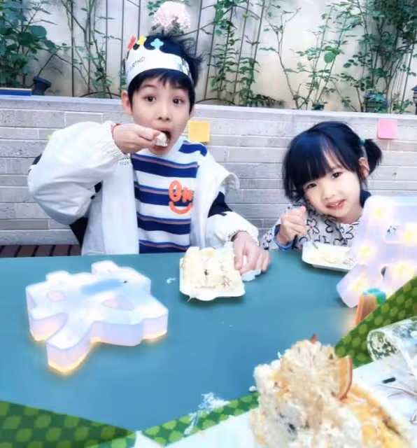 劉璇慶祝兒子滿9歲,赳赳和妹妹長相隨媽媽,一家四口全是高顏值