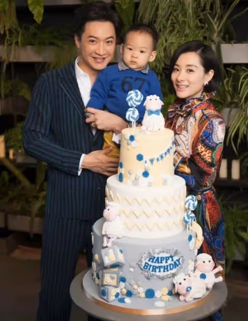 劉璇慶祝兒子滿9歲,赳赳和妹妹長相隨媽媽,一家四口全是高顏值