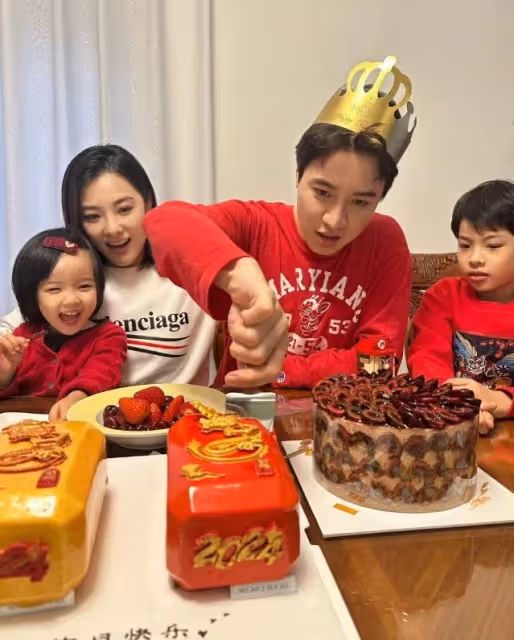 劉璇慶祝兒子滿9歲,赳赳和妹妹長相隨媽媽,一家四口全是高顏值