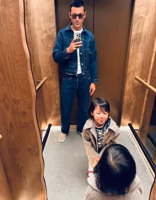 朱珠夫婦帶女兒游倫敦,3歲珠寶個頭出眾,化身pose王明星范超足