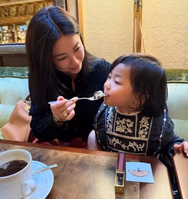 朱珠夫婦帶女兒游倫敦,3歲珠寶個頭出眾,化身pose王明星范超足