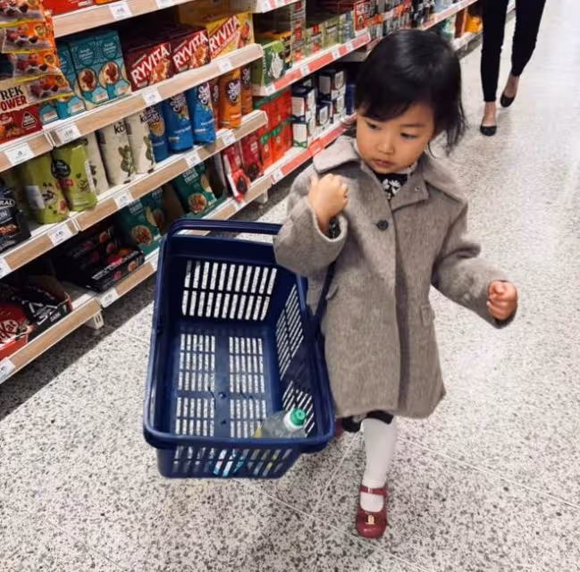 朱珠夫婦帶女兒游倫敦,3歲珠寶個頭出眾,化身pose王明星范超足