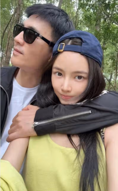 杜淳老婆懶理培訓班爭議,曬夫妻合照撒糖,被老公摟懷裡超甜蜜