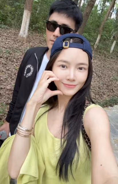 杜淳老婆懶理培訓班爭議,曬夫妻合照撒糖,被老公摟懷裡超甜蜜