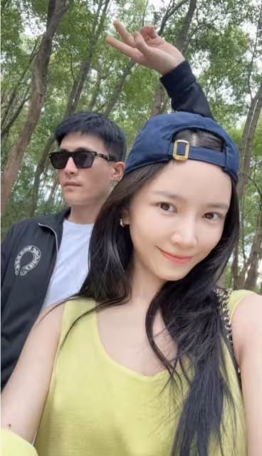 杜淳老婆懶理培訓班爭議,曬夫妻合照撒糖,被老公摟懷裡超甜蜜