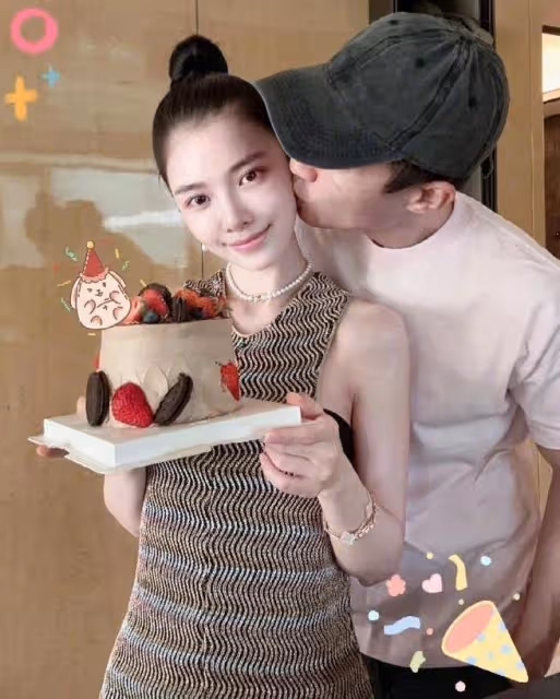 杜淳老婆懶理培訓班爭議,曬夫妻合照撒糖,被老公摟懷裡超甜蜜