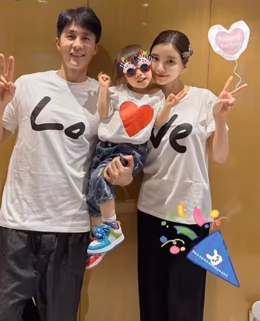 杜淳老婆懶理培訓班爭議,曬夫妻合照撒糖,被老公摟懷裡超甜蜜