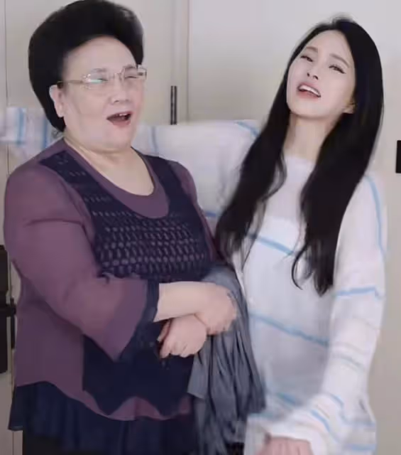 伊能靜曬與婆婆溫馨日常,親自給秦昊媽媽捏腿擦腳,婆媳宛如閨蜜