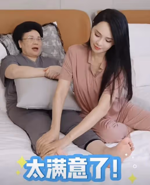 伊能靜曬與婆婆溫馨日常,親自給秦昊媽媽捏腿擦腳,婆媳宛如閨蜜