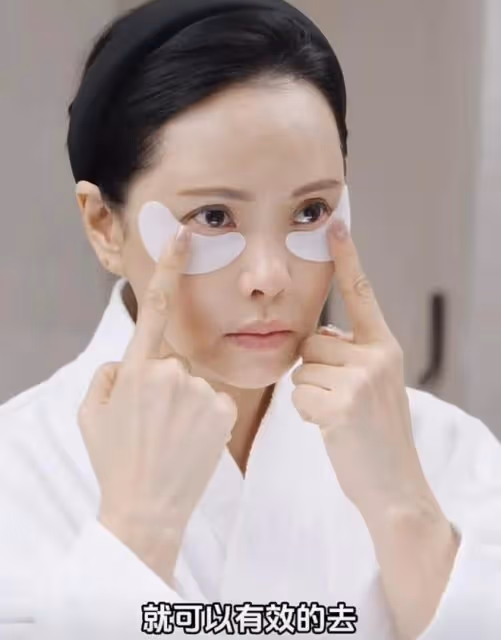 伊能靜曬與婆婆溫馨日常,親自給秦昊媽媽捏腿擦腳,婆媳宛如閨蜜