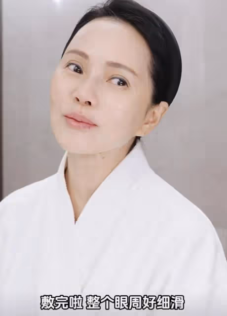 伊能靜曬與婆婆溫馨日常,親自給秦昊媽媽捏腿擦腳,婆媳宛如閨蜜