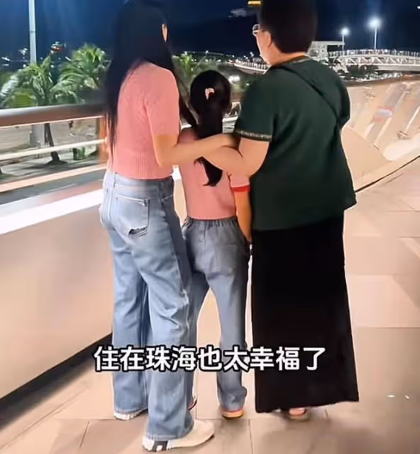 伊能靜曬與婆婆溫馨日常,親自給秦昊媽媽捏腿擦腳,婆媳宛如閨蜜