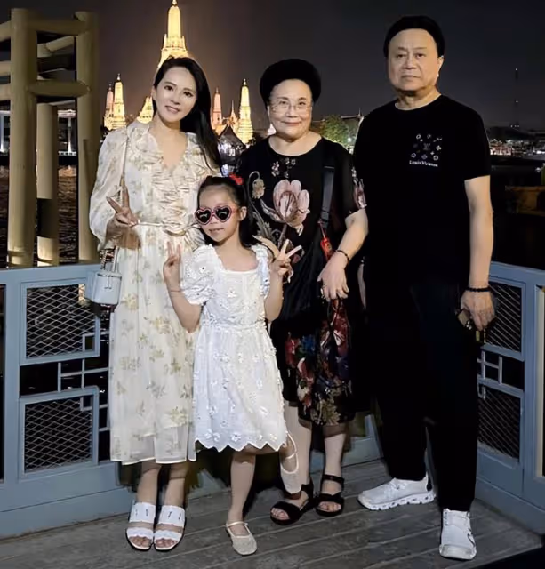 伊能靜曬與婆婆溫馨日常,親自給秦昊媽媽捏腿擦腳,婆媳宛如閨蜜