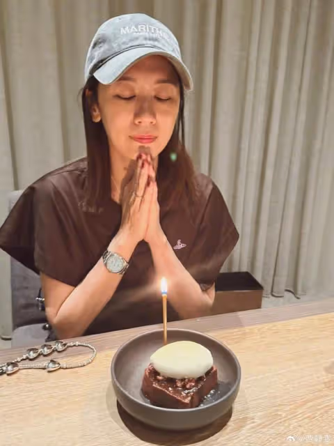 賈靜雯50歲生日,被老公長女甜蜜親吻,一家11口同框慶祝好有愛