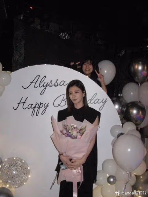 賈靜雯50歲生日,被老公長女甜蜜親吻,一家11口同框慶祝好有愛