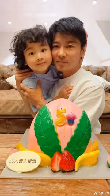 張晉曬三胎兒子近照,樂兒和爸爸剪同款板寸,共用一張臉超帥氣