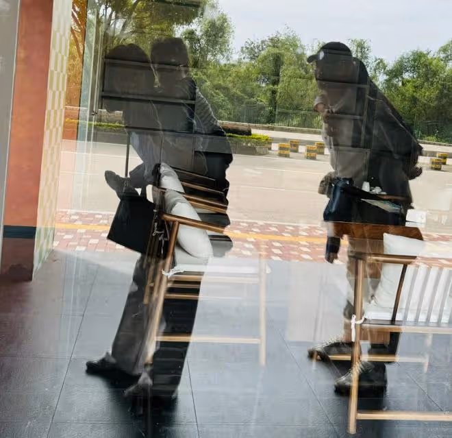 朱丹周一圍帶娃出遊,倆兒女累到走不動路,夫妻一人背一娃超有愛
