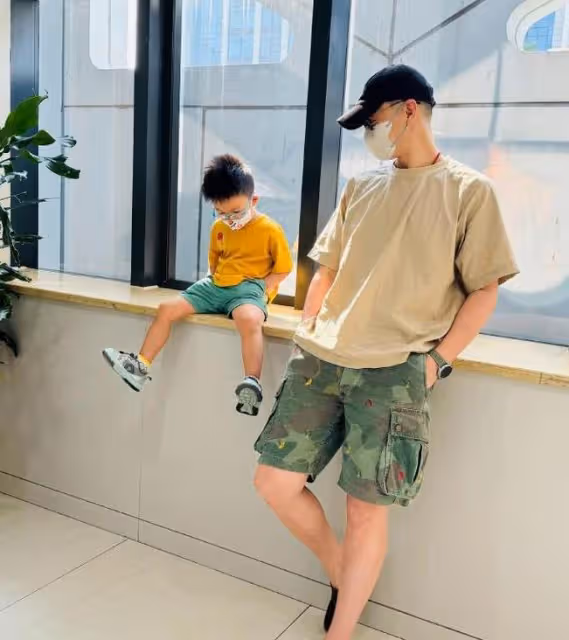 朱丹周一圍帶娃出遊,倆兒女累到走不動路,夫妻一人背一娃超有愛