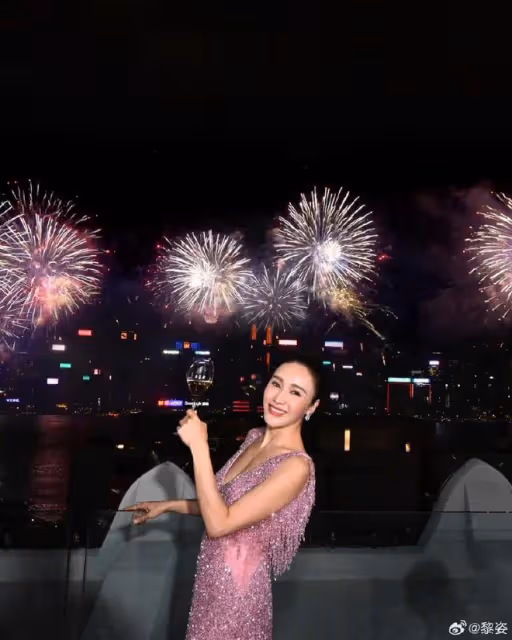 黎姿慶祝53歲生日,與老公女兒幸福同框,父母弟弟全出鏡超有愛