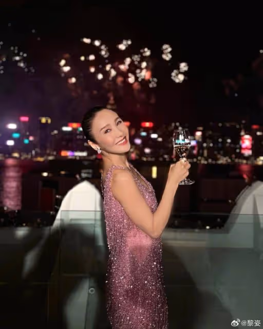 黎姿慶祝53歲生日,與老公女兒幸福同框,父母弟弟全出鏡超有愛