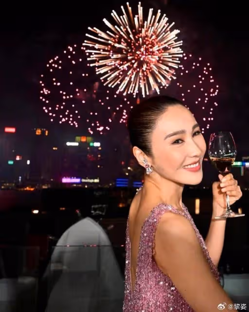 黎姿慶祝53歲生日,與老公女兒幸福同框,父母弟弟全出鏡超有愛